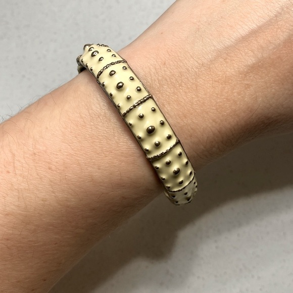 Vintage Signed Lilly Pulitzer Cream Gold Enamel Bangle Bracelet Rare EUC - Picture 1 of 6